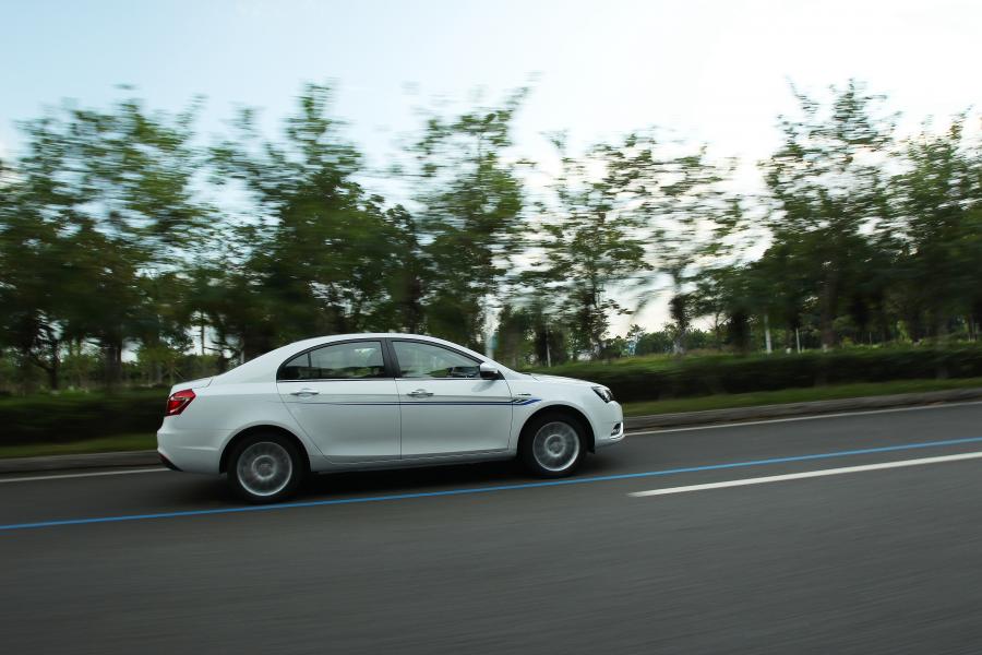  Geely Emgrand EV 2015 года  (фото 18 из 30)